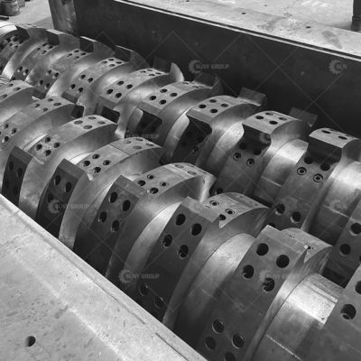 Double Shaft Shredder Machine 9CrSi/D2/SKD-11 Blades Material for Shredding Material