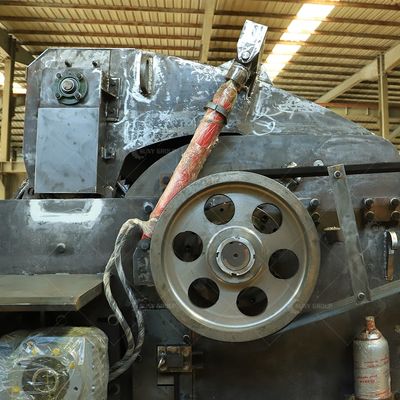 200kW Mobile Wood Chipper Shredder for Chipping Tree Wood Branches and Twigs in Gardens